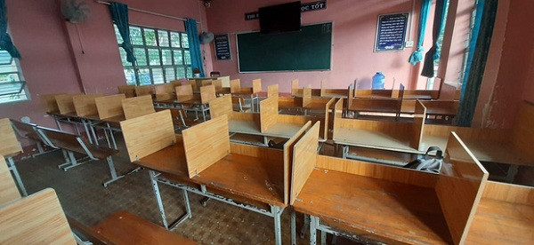 Cũng từ đó mà loạt sáng kiến độc đáo về loại vách ngăn chống COVID-19 trong lớp học ra đời. Các trường học tiến hành lắp đặt các vách ngăn bằng gỗ, nhựa hay kính trong suốt giữa các bàn, đảm bảo ngăn cách tiếp xúc giữa học trò khi ngồi cạnh nhau trong lớp học.