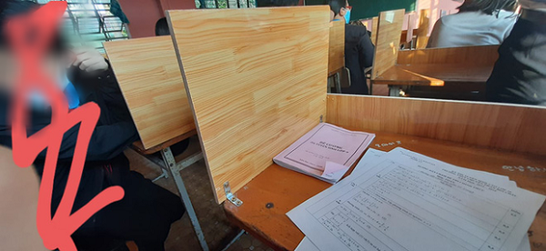 Một trường học ở Bình Phước trang bị vách ngăn cao vừa đủ bằng thân trên của học sinh, ngăn việc tiếp xúc trực tiếp giữa các học trò.