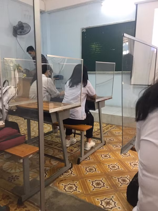 Một trường học khác áp dụng vách ngăn trong lớp học phiên bản trong suốt.