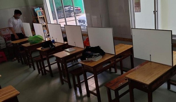 Nhiều học sinh ngỡ ngàng khi chứng kiến cảnh ghế đá sân trường hóa ''ghế cô đơn'', bàn học có vách ngăn kín mít khi quay lại trường học.