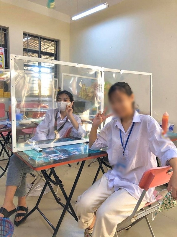 Học sinh các trường tỏ ra vô cùng hứng thú với cách phòng chống dịch và những hình ảnh độc đáo chỉ có trong mùa dịch này.