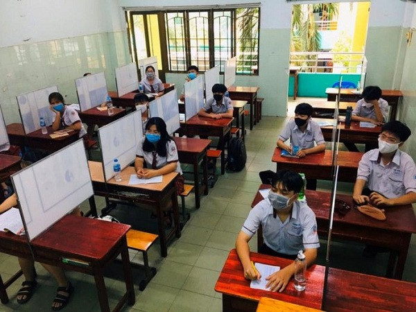 Các vách ngăn tuy an toàn nhưng cũng chính là ''kẻ thù'' của học trò bởi là vật cản trở, không thể...quay cóp khi tới giờ kiểm tra. "Thế cuối cùng là chống virus hay chống chép bài nhau đây. An toàn thật đấy nhưng khối học trò phải rén lắm đây", một tài khoản Facebook bình luận.