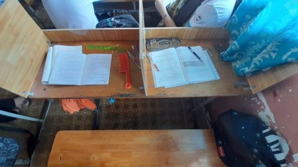 So với việc tách lớp thì việc dựng vách ngăn "dễ thở" hơn nhiều vì các em học sinh vẫn có cơ hội được gặp gỡ bạn bè đầy đủ, ngồi gần nhau. Tuy nhiên với nhiều cô cậu học trò đây lại là tình huống dở khóc dở cười.