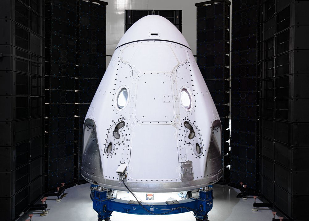 SpaceX Dragon sẽ là phương tiện đầu tiên chở phi hành gia được phóng từ Trung tâm Vũ trụ Kennedy của NASA (Cơ quan Hàng không và Vũ trụ Quốc gia), đặt tại Mũi Canavaro của Florida, sau gần 1 thập kỷ qua. Lần gần nhất Trung tâm Vũ trụ Kennedy đưa phi hành gia vào vũ trụ là sứ mệnh phóng tàu con thoi cuối cùng, tàu Atlantis, vào năm 2011.