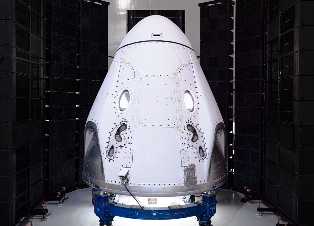 SpaceX Dragon sẽ là phương tiện đầu tiên chở phi hành gia được phóng từ Trung tâm Vũ trụ Kennedy của NASA (Cơ quan Hàng không và Vũ trụ Quốc gia), đặt tại Mũi Canavaro của Florida, sau gần 1 thập kỷ qua. Lần gần nhất Trung tâm Vũ trụ Kennedy đưa phi hành gia vào vũ trụ là sứ mệnh phóng tàu con thoi cuối cùng, tàu Atlantis, vào năm 2011.