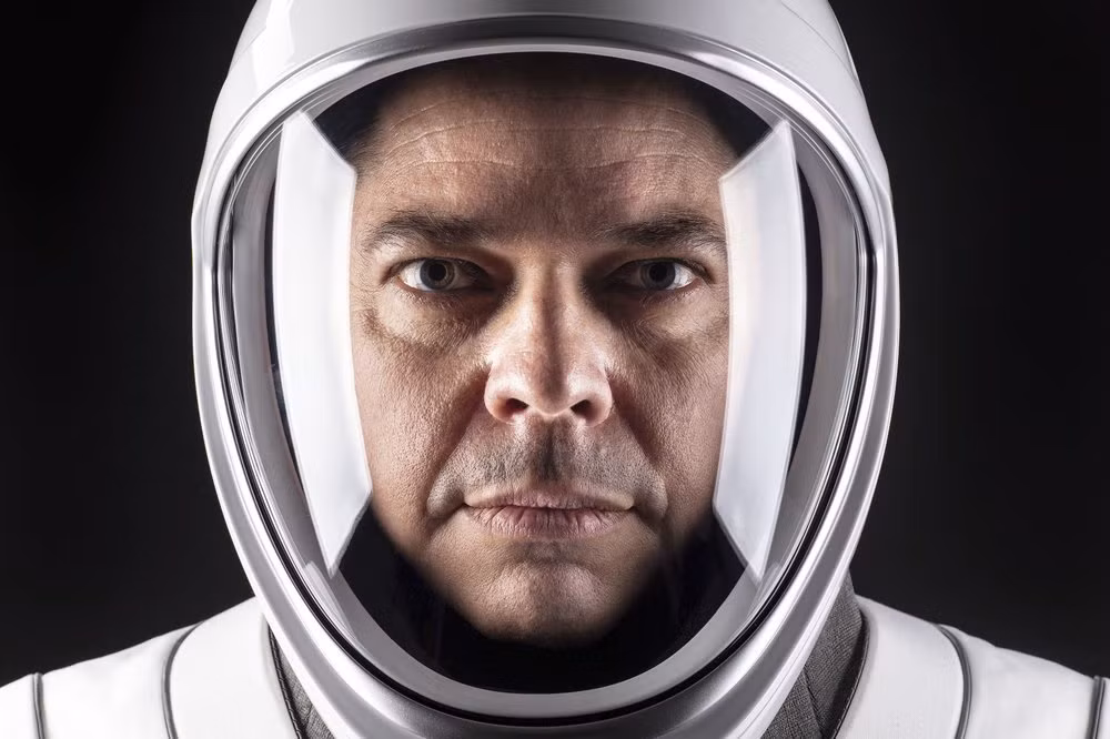 Phi hành gia Bob Behnken của NASA chụp cùng bộ quần áo vũ trịụ do SpaceX thiết kế mới tại đại bản doanh của SpaceX ở Hawthorne, California. Ông và Doug Hurley theo kế hoạch sẽ bay ra vũ trụ bằng buồng phóng (capsule) SpaceX Dragon, gắn trên tên lửa SpaceX Falcon 9, vào ngày 27/5.