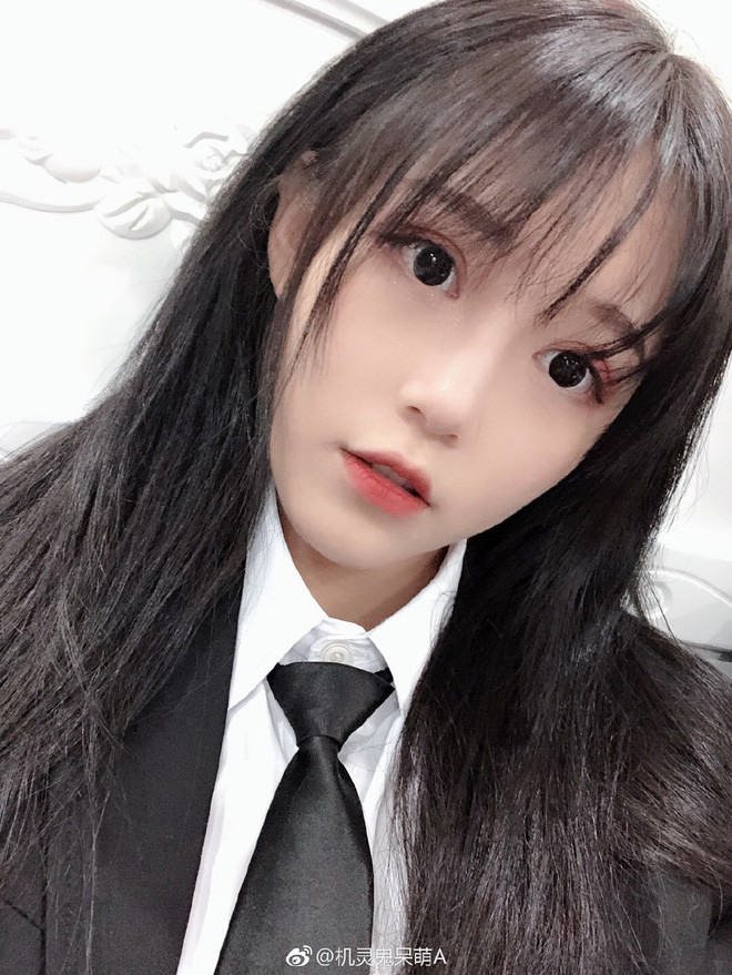 Ai Meng khi tham gia chương trình thực tế còn xinh đẹp hơn trong stream rất nhiều lần khiến cho fan được phen xuýt xoa trước nhan sắc quá đỗi đáng yêu này.