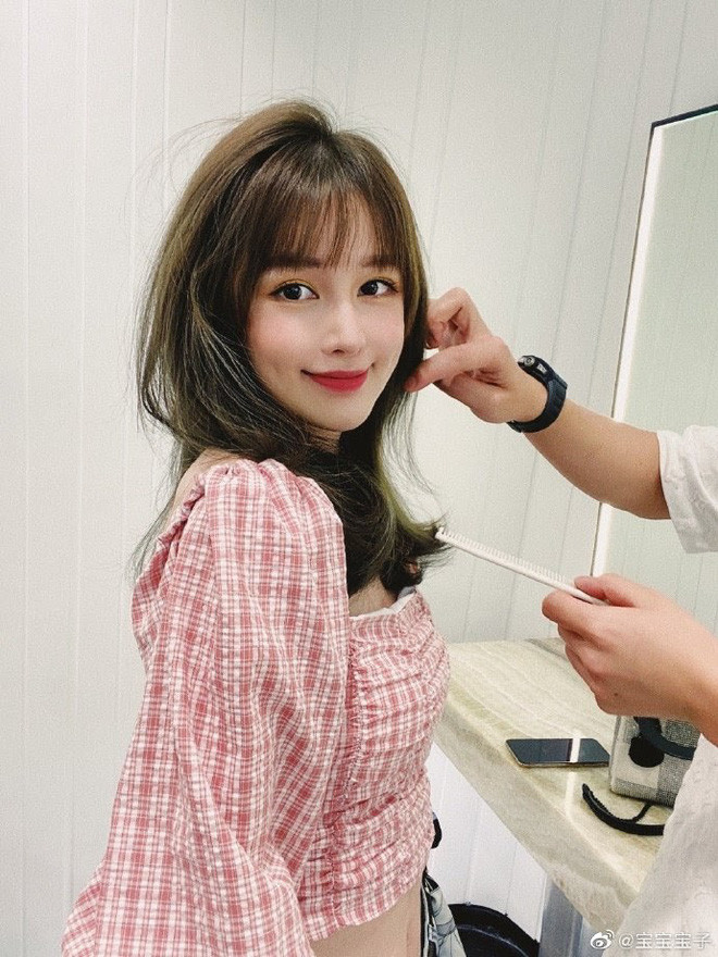 Không những rất xinh đẹp, quyến rũ mà nữ streamer này lại còn có giọng nói vô cùng ấm áp.