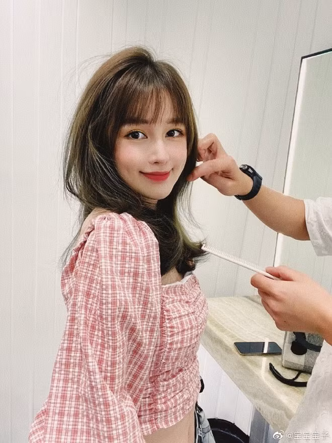 Không những rất xinh đẹp, quyến rũ mà nữ streamer này lại còn có giọng nói vô cùng ấm áp.