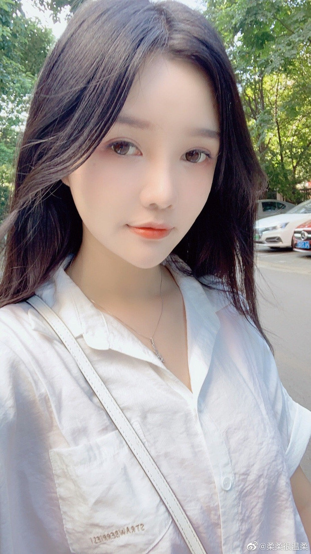 Rou Rou hay còn gọi là Xiao Baoge (sinh năm 2002) là nữ streamer rất trẻ tuổi nhưng nhờ vào nhan sắc đỉnh cao cùng với khả năng chơi game điêu luyện đã nhanh chóng thu hút được sự quan tâm của cộng đồng mạng.