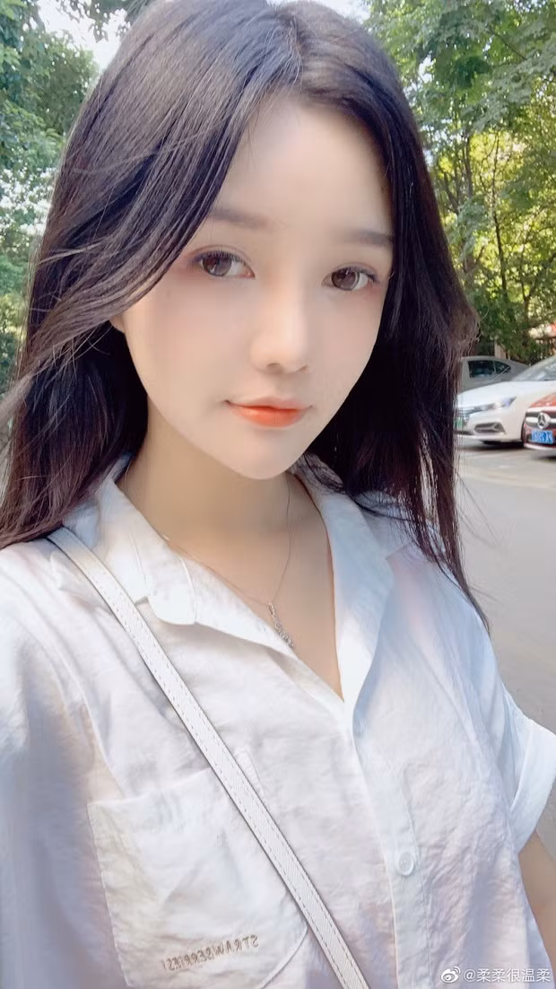 Rou Rou hay còn gọi là Xiao Baoge (sinh năm 2002) là nữ streamer rất trẻ tuổi nhưng nhờ vào nhan sắc đỉnh cao cùng với khả năng chơi game điêu luyện đã nhanh chóng thu hút được sự quan tâm của cộng đồng mạng.