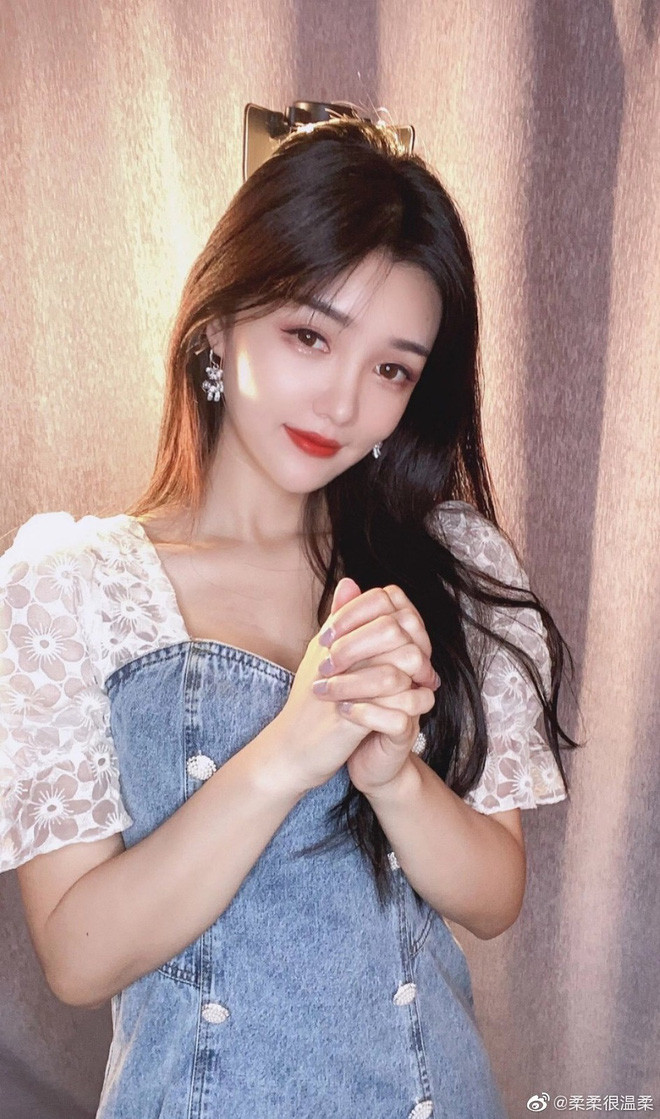 Cô nàng 2k2 này cũng thường xuyên update hình ảnh thường nhật của mình lên mạng xã hội Weibo.