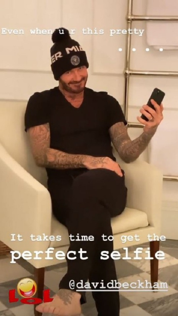 Đoạn clip ngắn được đăng tải trên Instagram của Victoria Beckham kèm theo chú thích: “Ngay cả khi bạn đẹp, vẫn thật mất thời gian để có được bức hình tự sướng hoàn hảo.”. David đội một chiếc mũ len, trang phục ở nhà màu đen, đang nghiêng đầu sang một bên, trên tay cầm chiếc điện thoại iPhone 11 Pro Max giữa không trung. Sau đó lại hạ điện thoại xuống và đổi đủ mọi dáng để có được tấm hình sống ảo đẹp nhất. Ảnh: metrouk