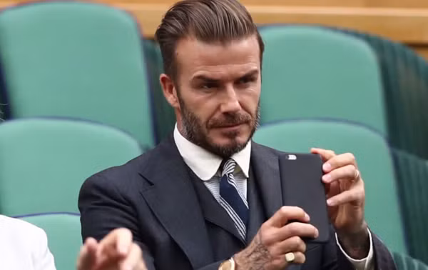 Có vẻ như cựu danh thủ nổi tiếng là “fan cứng” của nhà Táo khi trước đó anh cũng bị phát hiện nhiều lần cầm trên tay đủ phiên bản điện thoại của Apple. Ảnh: steemitimage