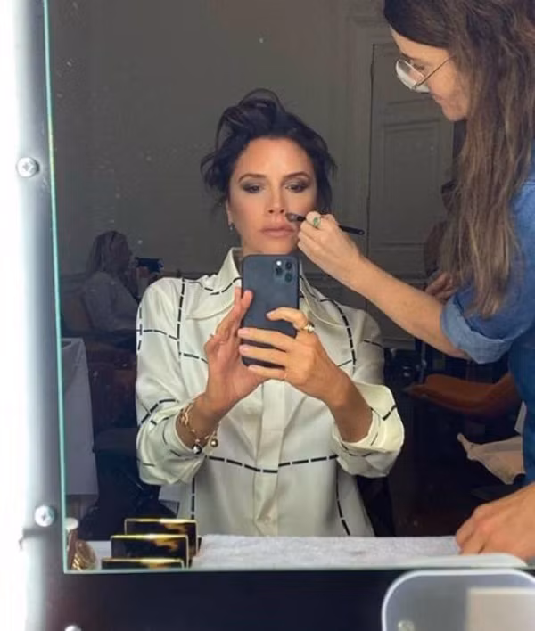 Bà xã David Beckham từng khoe ảnh selfie cùng iPhone 11 Pro Max xanh rêu ra mắt tháng 9/2019, giống chiếc điện thoại mà chồng cô đang sử dụng. Ảnh: hellomagazine