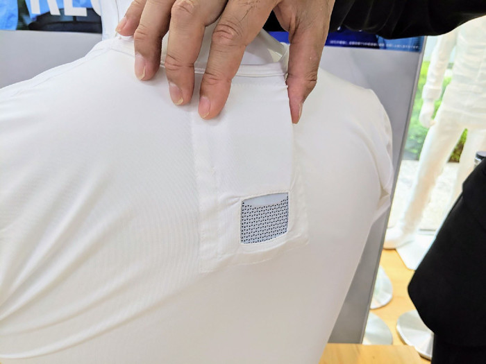 Chiếc máy này được đặt ở dưới gáy thông qua một chiếc áo lót trong có túi riêng ở vị trí đó, và tận dụng hiệu ứng Peltier để làm mát cho người dùng.