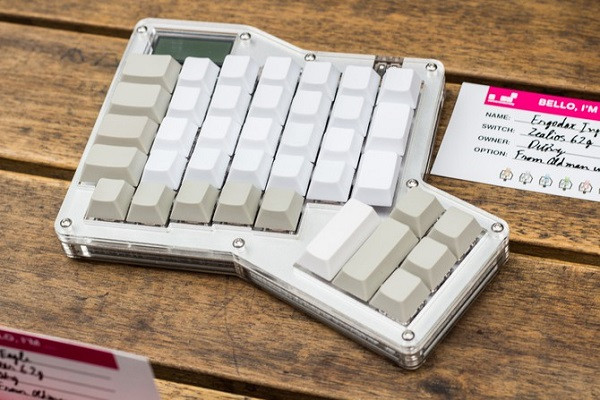 Bàn phím Ergodox của hãng Input Club được chia ra làm 2 phần bằng nhau cho hai tay trái - phải, giúp tạo cảm giác sử dụng thoải mái hơn.