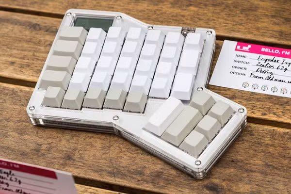 Bàn phím Ergodox của hãng Input Club được chia ra làm 2 phần bằng nhau cho hai tay trái - phải, giúp tạo cảm giác sử dụng thoải mái hơn.