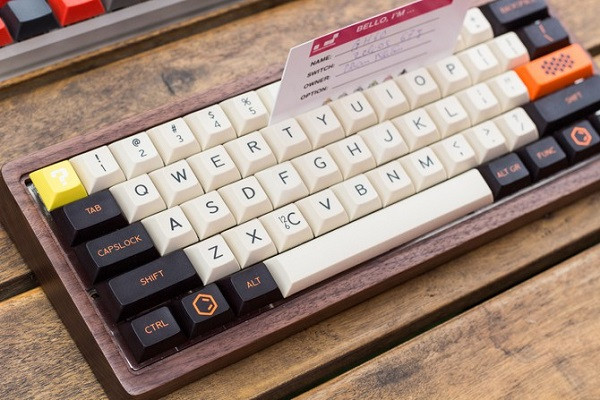 Bộ phím này sử dụng đế (case) bằng gỗ xuất hiện trong bộ sưu tập bàn phím cơ độc lạ của hội mê bàn phím cơ Việt Nam. Nó được thiết kế với công tắc Zealio rất hiếm tại Việt Nam, cùng bộ DSA Carbon.