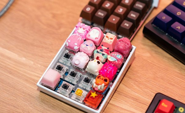 Bàn phím số Numpad Genius với những keycap đặc biệt có tổng giá trị trên 10 triệu đồng.