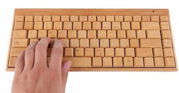 Đây chắc hẳn là thiết kế thân thiện môi trường nhất trong bộ sưu tập bàn phím cơ độc lạ trên thế giới. Smart Tech Natural Bamboo Keyboard là bàn phím không dây được làm từ chất liệu gỗ tre tự nhiên.