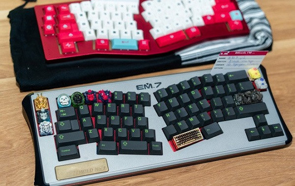 Dolphine EM.7 là một trong số bộ bàn phím cơ độc lạ của hội Vietnam Mechanical Keyboard. Chiếc bàn phím độc đáo này được đặt làm riêng với vỏ hoàn toàn từ thép, một số phím được đặt chéo để tránh tình trạng gập cổ tay.
