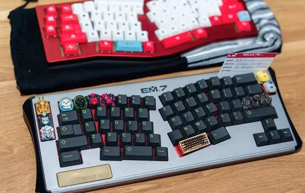 Dolphine EM.7 là một trong số bộ bàn phím cơ độc lạ của hội Vietnam Mechanical Keyboard. Chiếc bàn phím độc đáo này được đặt làm riêng với vỏ hoàn toàn từ thép, một số phím được đặt chéo để tránh tình trạng gập cổ tay.