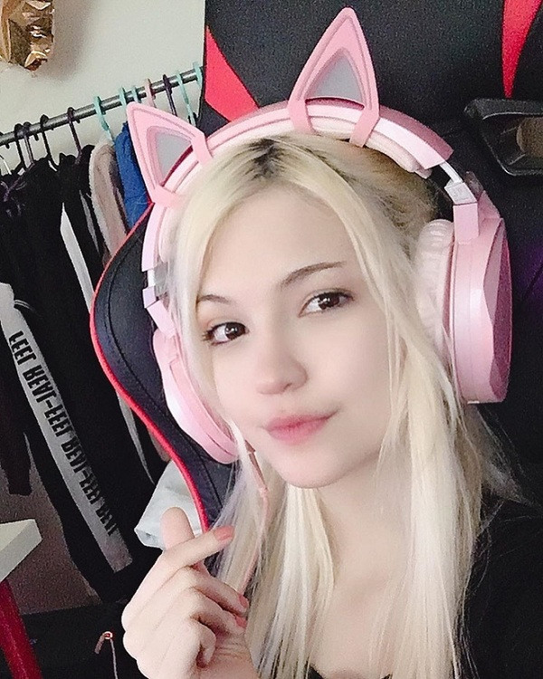 Nhan sắc ngọt ngào, body nóng bỏng và mái tóc bạch kim nổi bật khiến nữ thiên thần LMHT luôn gây chú ý mỗi lần xuất hiện.