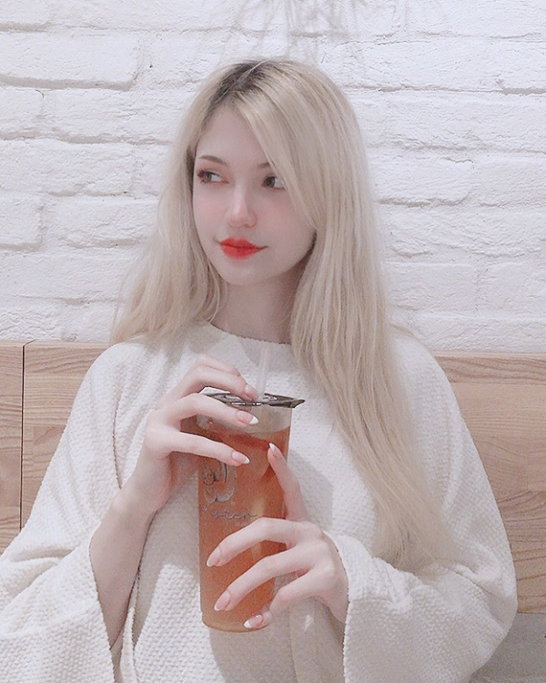 Gần đây, nữ game thủ còn chiếm được cảm tình của cộng đồng game khi chia sẻ tâm trạng trước diễn biến dịch COVID-19 phức tạp ở Vũ Hán. Cô nàng đăng tải một bức ảnh trên trang cá nhân cùng dòng trạng thái "Vũ Hán cố lên".