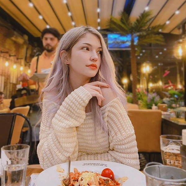 Nữ game thủ từng về quê bạn trai chơi và gây chú ý khi diện trang phục truyền thống xứ kim chi.