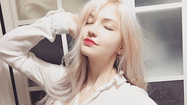 Ngoài vai trò là một game thủ, Sylchasie còn là một hot streamer trên kênh Twitch. Hiện cô sở hữu gần 27.000 người theo dõi trên Twitter.