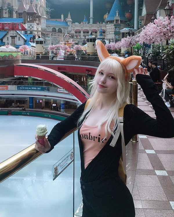 Sylchasie cũng thường xuyên cosplay các nhân vật ưa thích trong chính loạt tựa game mà cô tham gia.