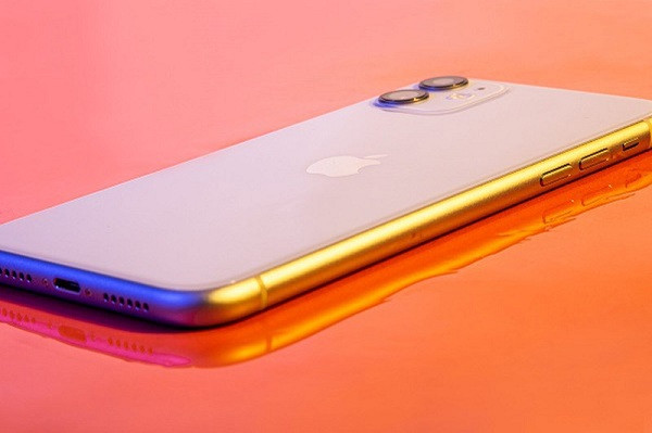 Trong khi Samsung, Huawei hay Motorola đang hướng đến tạo nên những chiếc smartphone màn hình gập độc đáo - dự kiến sẽ là xu hướng công nghệ mới, thì có vẻ Apple lại đang ấp ủ kế hoạch cho những sáng chế mới lạ khác, mà gần đây nhất là tiết lộ về mẫu iPhone full mặt kính.