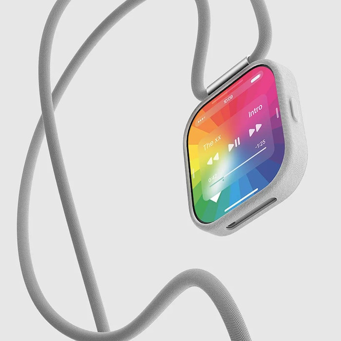 Chỉ cần thêm dây đồng hồ, chiếc iPhone sẽ nhanh chóng “biến hình” thành smartwatch. Chưa kể, người dùng cũng có thể sử dụng chiếc iPhone này để ghi hình, bộ đàm,… giống như cảnh sát khi đeo máy quay bằng cách gắn vào clip trên áo.