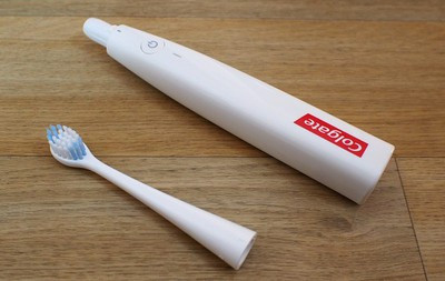 Cảm biến bên trong chiếc bàn chải này cũng có thể xác định vị trí và hướng để cải thiện thói quen đánh răng của người dùng theo thời gian.