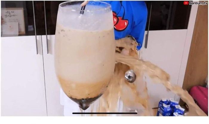 Cứ ngỡ món trà sữa đã thành hình, nhưng chẳng ai ngờ được, đúng vào thời khắc mà tất cả mong chờ cũng như hồi hộp nhất, ly trà sữa bỗng nhiên xuất hiện các lỗ thủng và theo quán tính, nước từ bên trong cũng tràn ra như thác đổ tới mức ướt nhẹp cả người của nữ Youtuber cũng như ngôi nhà.