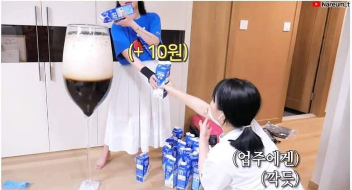 Cũng với những nguyên liệu cơ bản, điểm nhấn chính là chiếc ly khổng lồ cao khoảng 1m3.