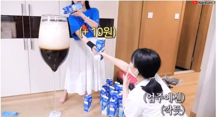 Cũng với những nguyên liệu cơ bản, điểm nhấn chính là chiếc ly khổng lồ cao khoảng 1m3.