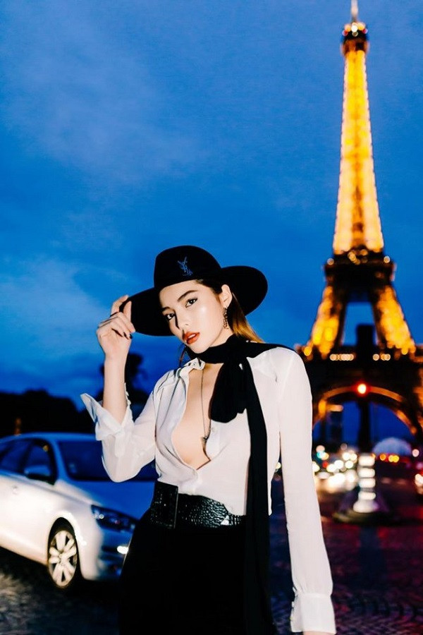 Được mệnh danh là "yêu nữ hàng hiệu" của Vbiz thường xuyên xuất hiện cùng váy áo và loạt phụ kiện đắt giá, hoa hậu Kỳ Duyên còn là fan cuồng công nghệ của Apple. Cô sở hữu không dưới 3 sản phẩm của Táo khuyết, từ điện thoại cho đến tai nghe,...Ảnh: 24h