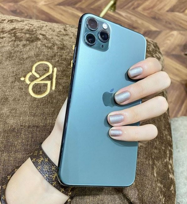 Hiện tại Kỳ Duyên đang sử dụng chiếc iPhone 11 Pro Max 512 GB của Apple. Dung lượng lưu trữ cao cùng bộ 3 camera khủng của phiên bản này được cho là lựa chọn hợp lý dành cho những cô nàng mê chụp ảnh sống ảo như Kỳ Duyên. Ảnh: Instagram NV