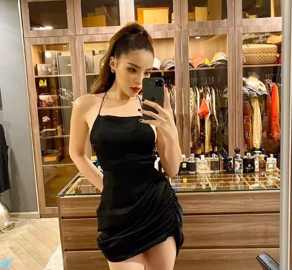 Nàng hậu 9x thường xuyên xuất hiện sang chảnh bên chiếc điện thoại và bộ sưu tập hàng hiệu đắt đỏ của mình. Ảnh: Instagram NV