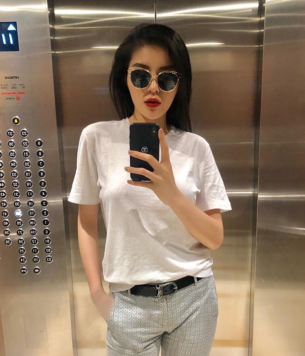 Vào thời điểm lên đời iPhone X, Hoa hậu Việt Nam 2014 đã tút tát lại diện mạo cho điện thoại bằng chiếc ốp lưng tiền triệu từ nhà mốt Channel trứ danh. Ảnh: Instagram NV