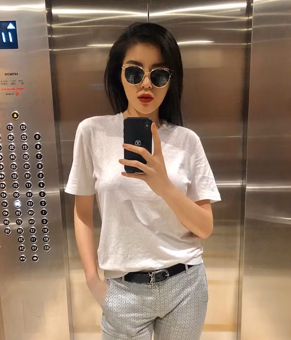 Vào thời điểm lên đời iPhone X, Hoa hậu Việt Nam 2014 đã tút tát lại diện mạo cho điện thoại bằng chiếc ốp lưng tiền triệu từ nhà mốt Channel trứ danh. Ảnh: Instagram NV