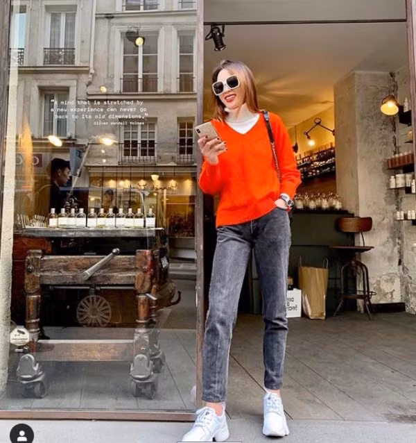 Trước đó, mỹ nhân 9x sử dụng iPhone XS Max. Ảnh: Instagram NV