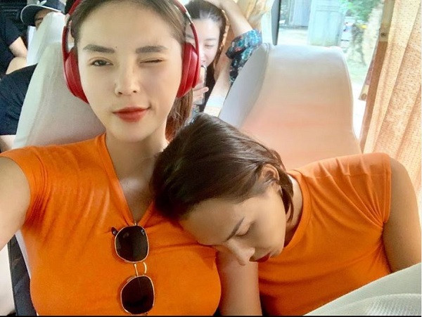 Ngoài ra, cô cũng được cho là từng sử dụng headphone choàng đầu Beat Solo Pro màu đỏ thời thượng - hãng tai nghe nổi tiếng của Apple. Ảnh: Instagram NV