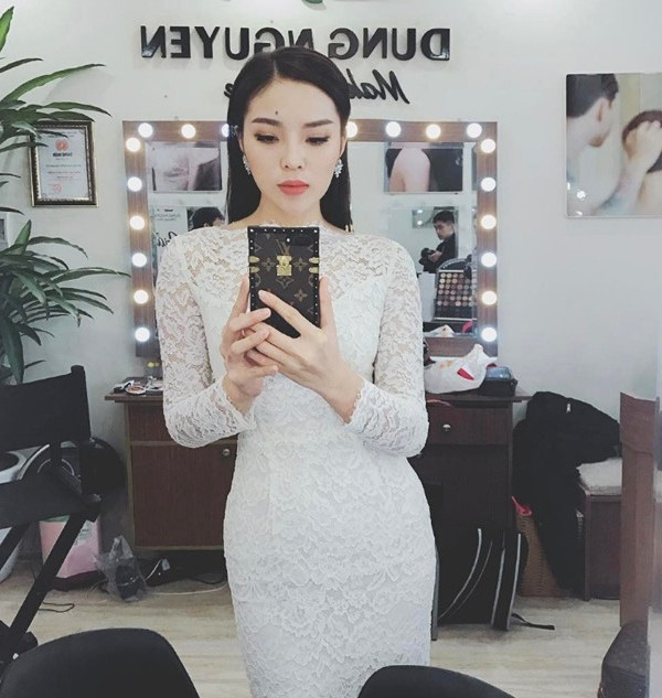 Nàng hậu từng chi tới gần 50 triệu đồng để sắm 2 màu khác nhau của cùng một phiên bản case điện thoại họa tiết monogram từ thương hiệu Louis Vuiton. Ảnh: Instagram NV