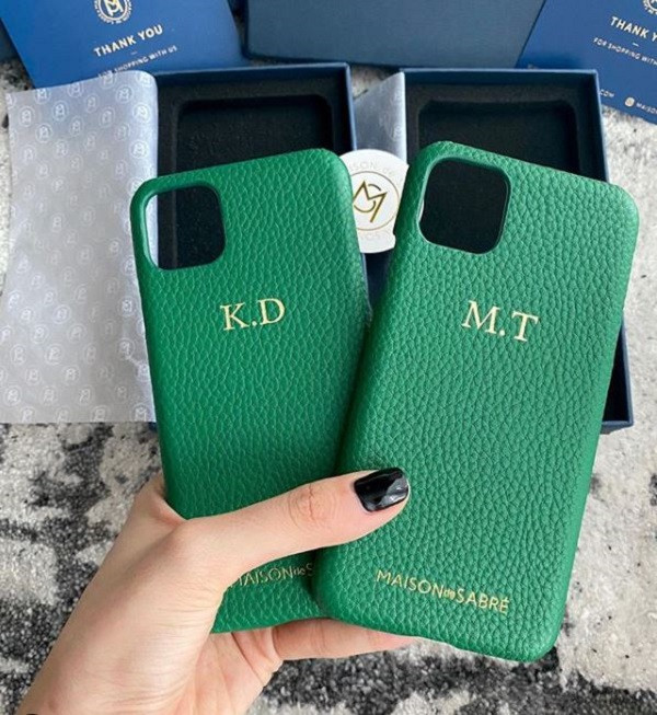 Mới đây nhất, Kỳ Duyên khoe ốp lưng đôi với Minh Triệu, in tên của hai người được cô đặt hàng riêng của thương hiệu đồ da sang chảnh Maison de Sabre. Đôi ốp này trị giá khoảng 4 triệu đồng. Ảnh: Instagram NV