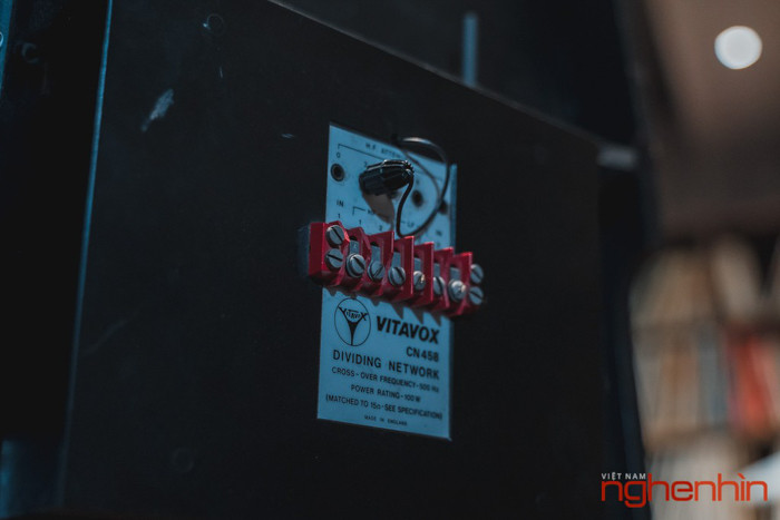 Điểm đặc biệt của đôi loa Vitavox này ngoài độ zin của củ và thùng loa, chủ nhân đã tự tay ráp bộ phân tần rời bên ngoài (không dùng crossover theo loa)
