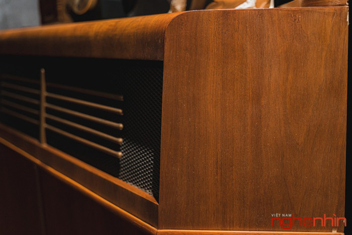 Đôi loa có trọng lượng lên đến 114kg, với kiểu thùng góc đặc biệt cho phép người chơ có thể bố trí ép thẳng vào góc nhà. Bên trong Vitavox CN191 trang bị tweeter kèn R300WX, họng kèn mid 4 lỗ, dùng driver nén S2 huyền thoại và woofer màng giấy 15in AK 151, cho dải tần đáp ứng từ 30 đến 16.000Hz.