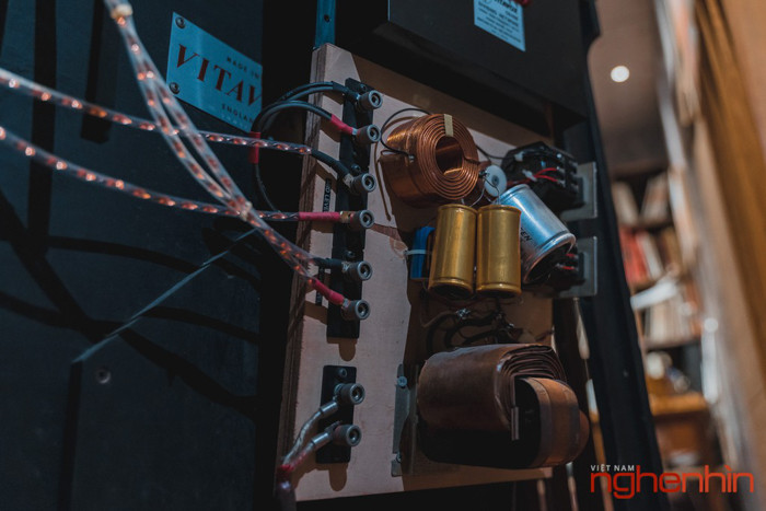 Dù sử dụng họn kèn mid 4 lỗ lớn bằng kim loại nhưng đặc biệt đôi loa này vẫn cho trung âm ngọt, không bị tiếng vang kim khí. Đặc biệt, nếu như các dòng loa cổ thường có âm trầm dầy, sâu nhưng thiếu độ động thì Vitavox CN-191 lại cho độ dynamic ở mức khá.